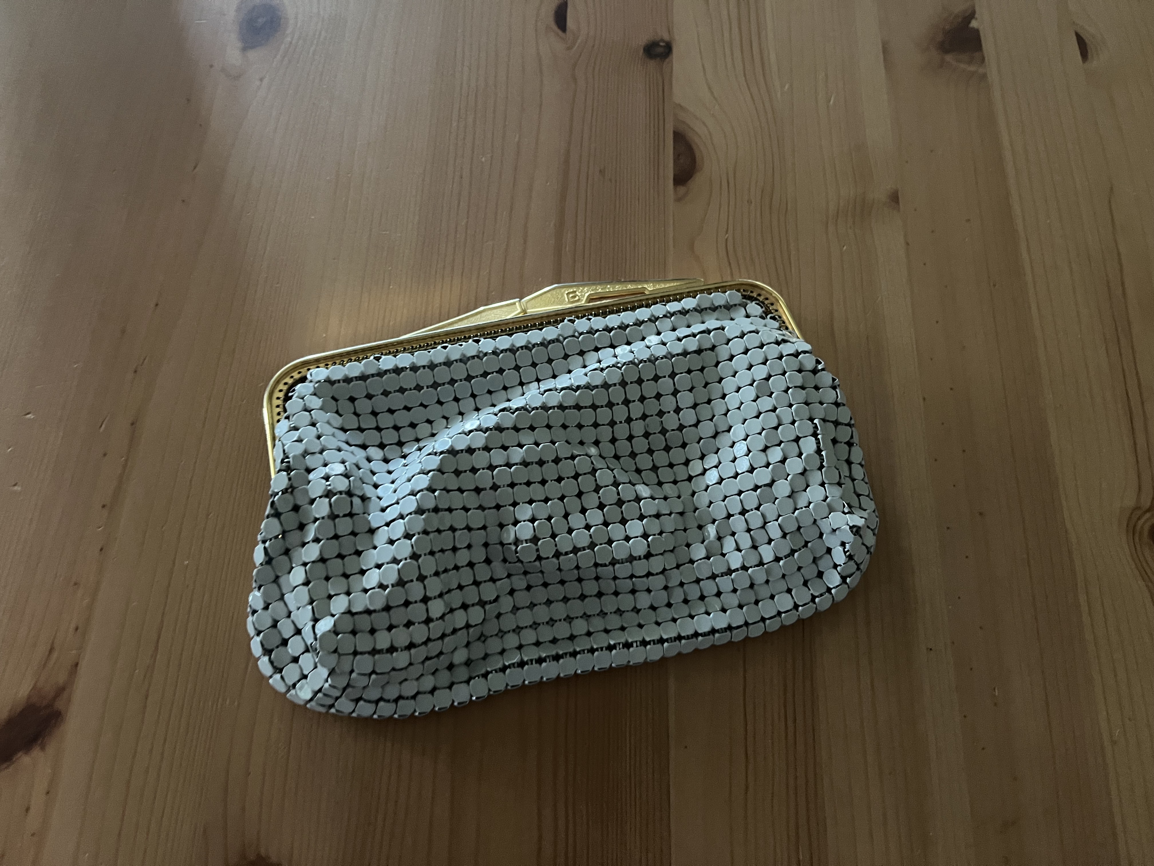 Glomesh White Clasp Clutch